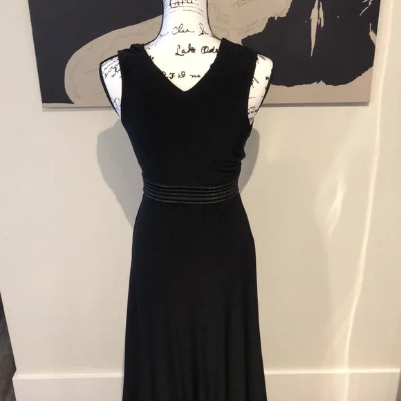 Beautiful black slit dress - Picture 4 of 6